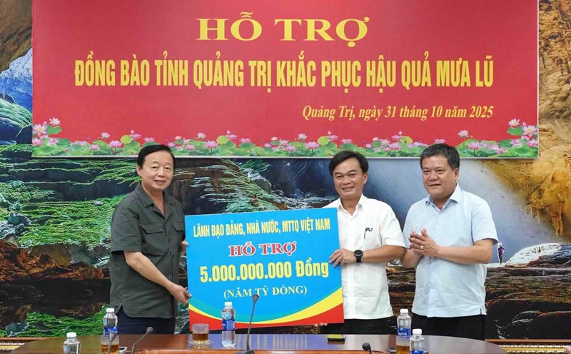 Deputy Prime Minister Tran Hong Ha presented 5 billion VND to support people in flooded areas in Quang Tri. Photo: Thanh Van