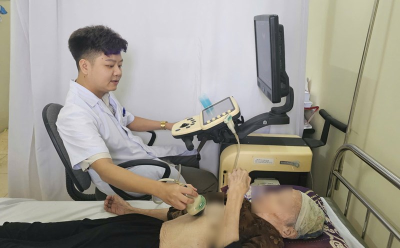 Examination activities at the General Clinic of Cao Xanh area, Quang Ninh province on October 31. Photo: Doan Hung