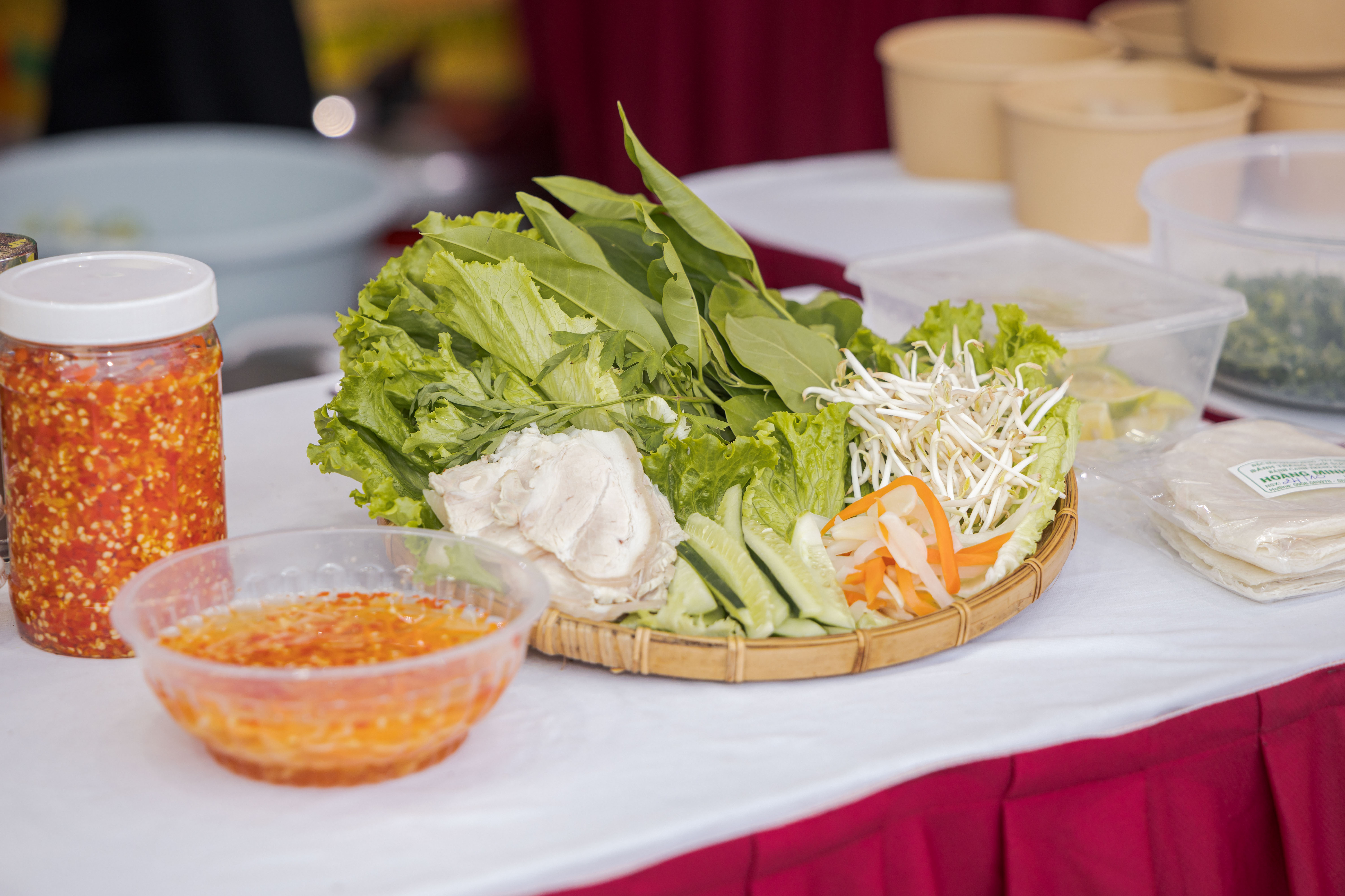 Mien Trung nang gio dem toi hoi cho nhieu dac san voi huong vi dam da va noi bat cho tung tinh thanh nhu nem chua Thanh Hoa, gio be Nam Dan Nghe An, banh trang cuon thit heo cua Da Nang, bun bo va cac loai banh co truyen cua Hue...