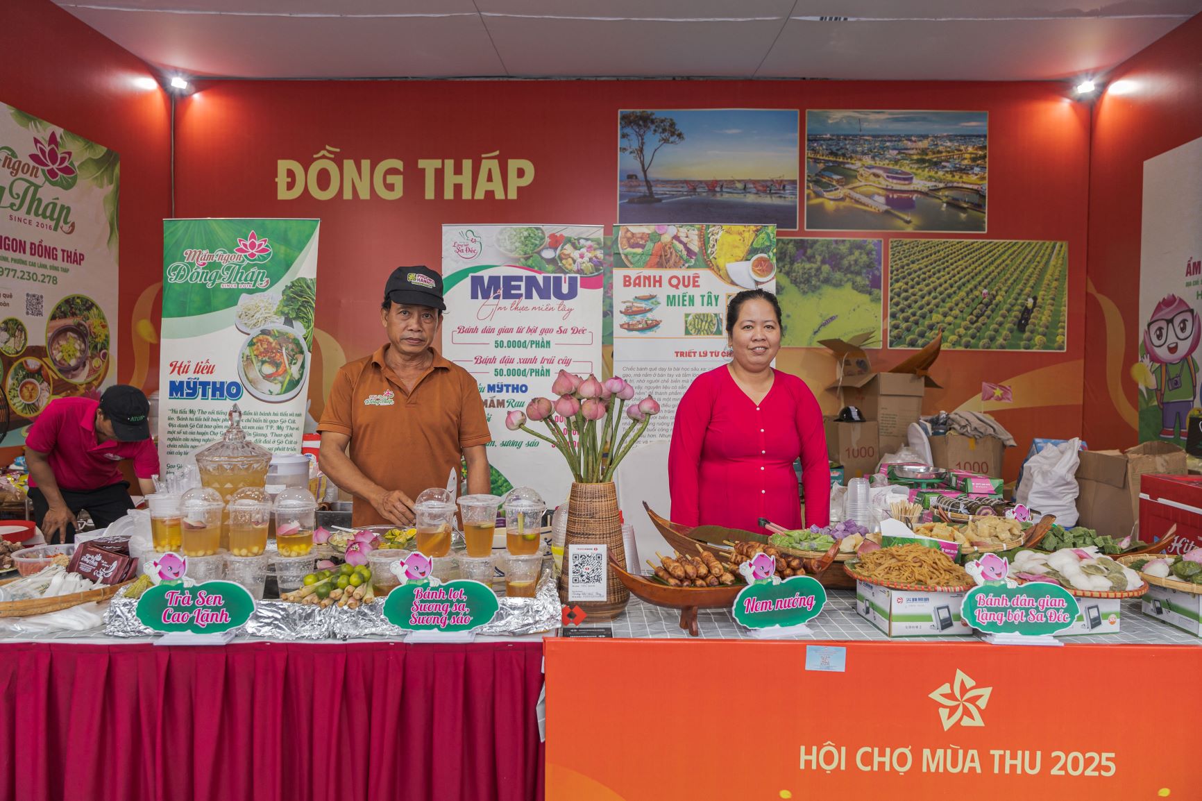 Cac gian hang chia theo tung tinh thanh, nguoi dan va du khach nhung ngay nay co the thuong thuc dac san tu Bac vao Nam ngay giua long Ha Noi.