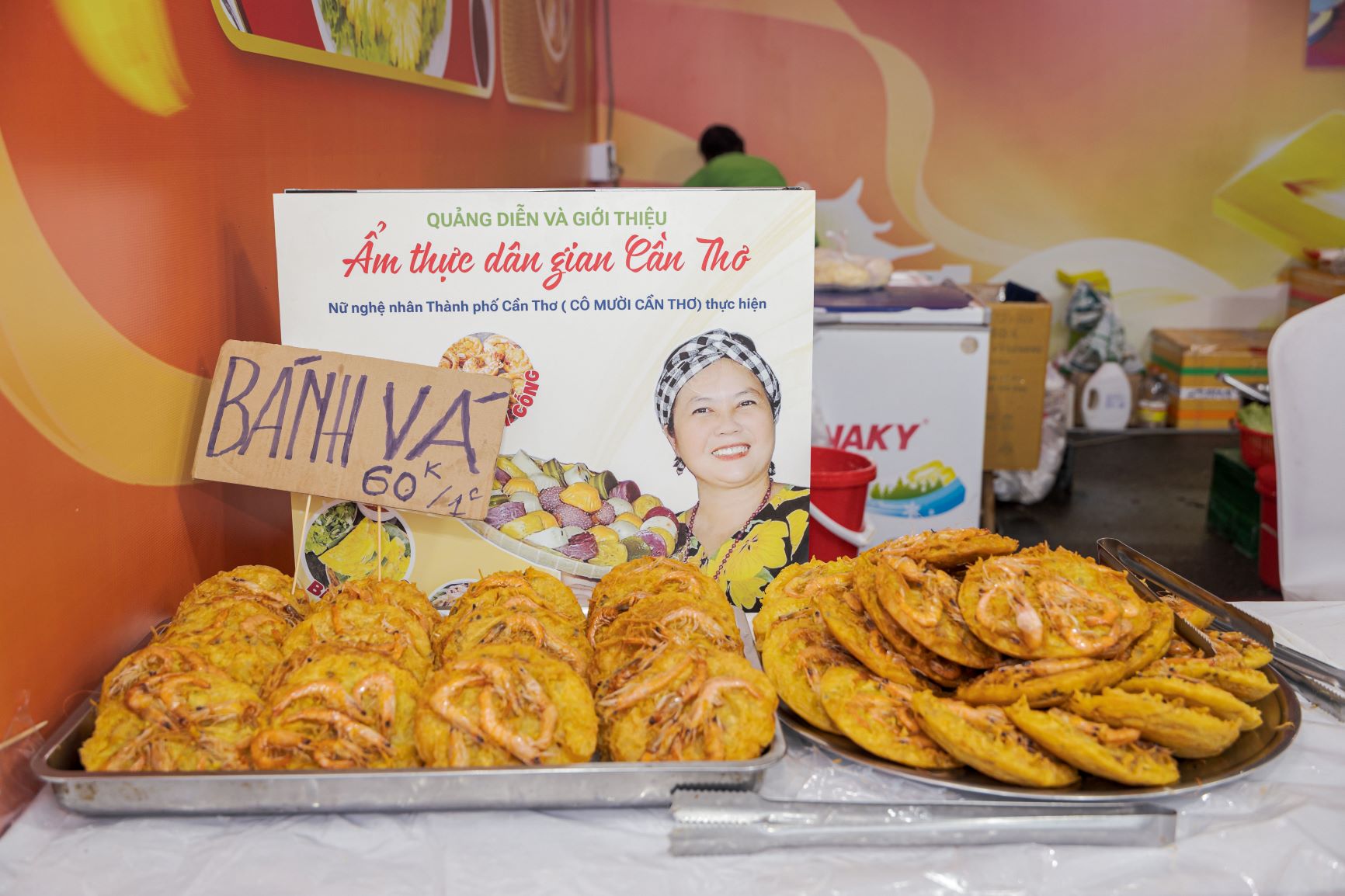 Dac san banh va mien Tay co hinh giong banh tom Ho Tay. Tuy nhien, nguyen lieu lam banh va lai da dang hon, khong chi su dung tom dat lam nhan, nguoi nau con co the dung them cai bac thao, oc heo, nam meo...