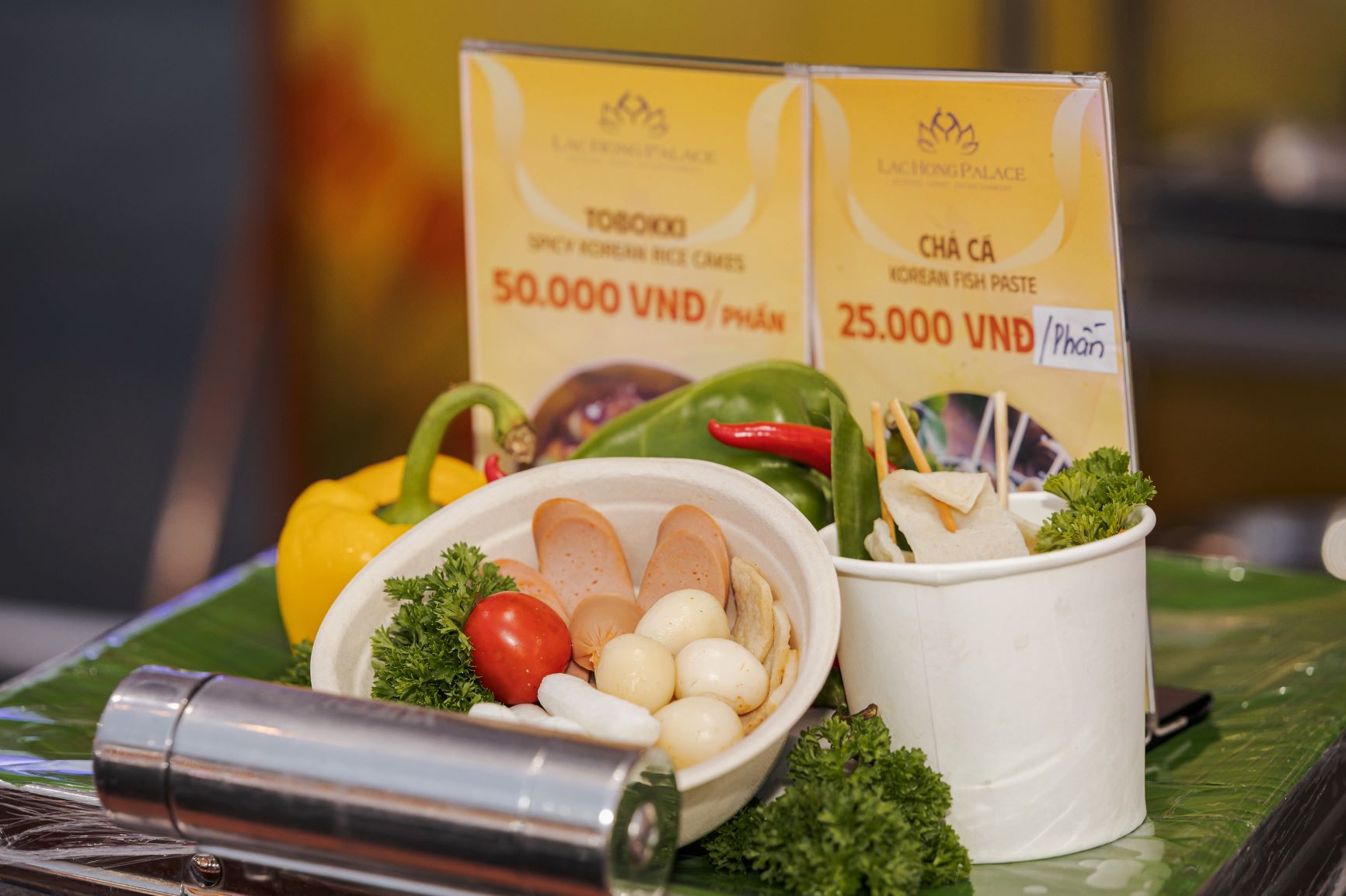 Ben canh am thuc 34 tinh thanh, khu vuc am thuc quoc te cung khong kem phan da dang voi cac mon A - Au, tu Trung Quoc, Han Quoc, Nhat Ban, Thai Lan, toi dac san Dia Trung Hai, Nga, Duc... Hoi cho Mua thu 2025 van dang dien ra toi het ngay 4.11. Cac gian am thuc mo cua tu 9h den 21h moi ngay.