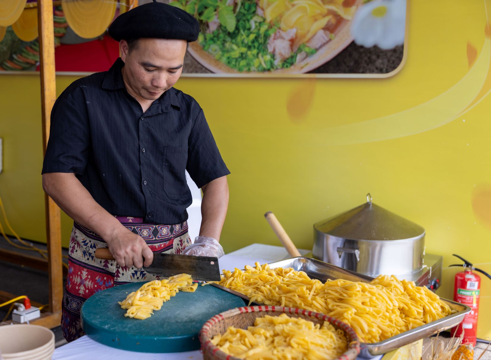 Am thuc cac tinh tay Bac luon co suc hut voi thuc khach Ha Noi. Mot trong so nhung dac san duoc nhieu nguoi to mo muon thuong thuc la pho ngo Tuyen Quang thai thu cong. Quy trinh lam pho ngo dien ra ngay trong gian hang de thuc khach quan sat va thuong thuc tai cho.