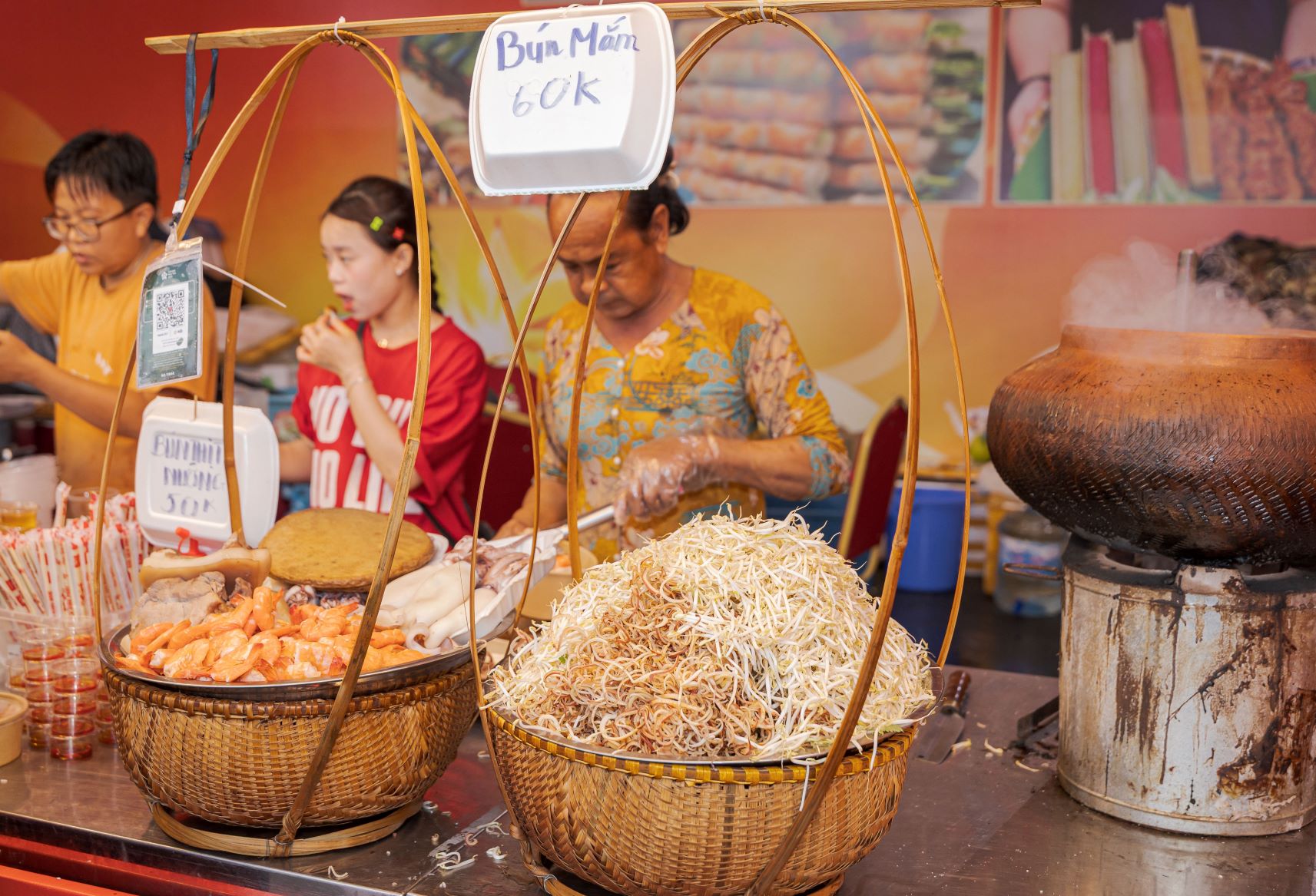 Dac san mien Nam dac biet la nhung mon ngon Sai Gon nhu bun mam cung hap dan thuc khach mien Bac. Mot to bun mam ban tai Hoi cho Mua Thu chi 60.000 dong.