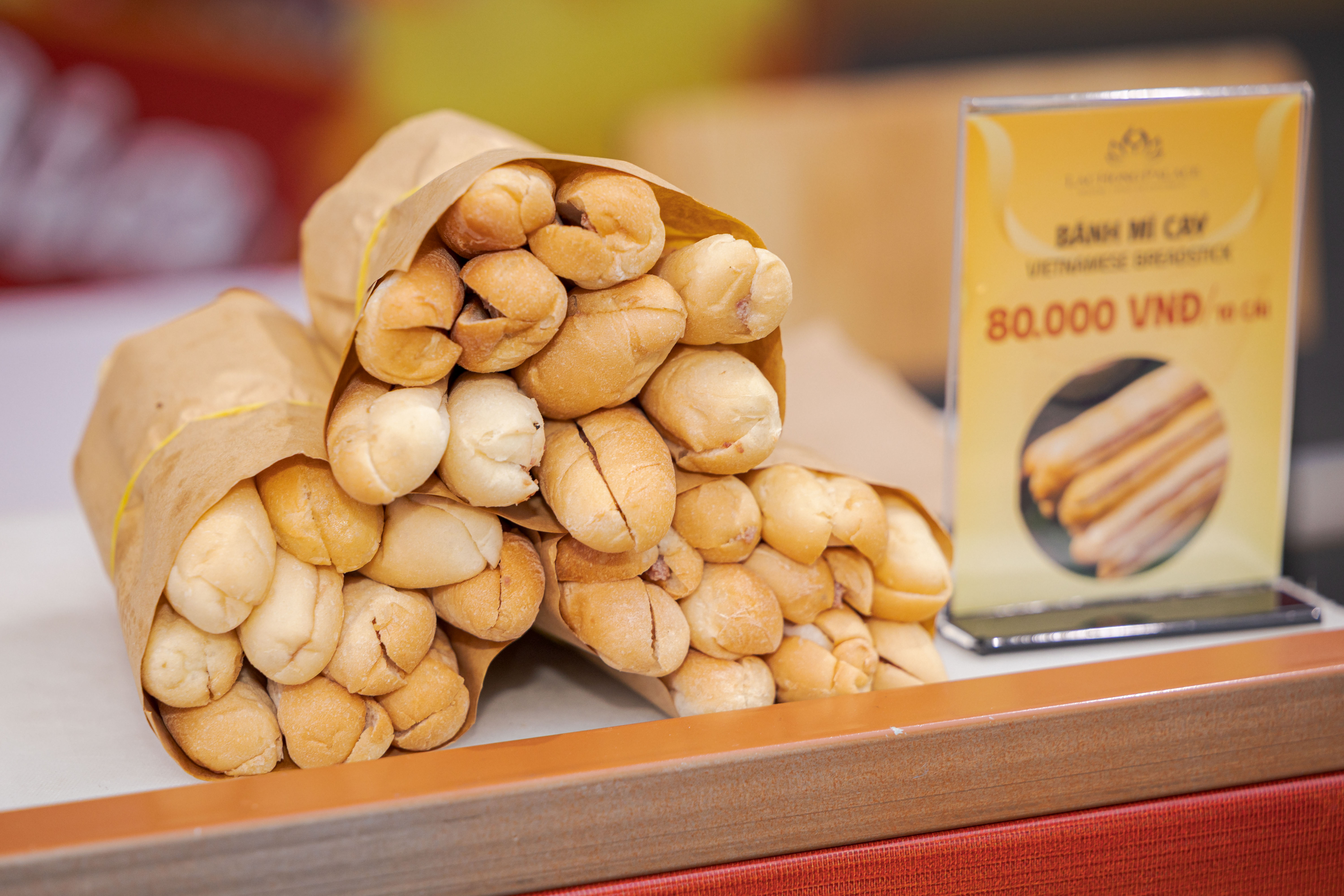 Dao qua gian hang cac tinh phia Bac, thuc khach khong the bo qua cac dac san Hai Phong, Lang Son, Bac Ninh, Ha Noi... O Hoi cho Mua thu 2025, Hai Phong gioi thieu banh da cua, banh mi que, Bac Ninh co banh cuon Mao Dien, Lang Son co vit quay, ga nuong...