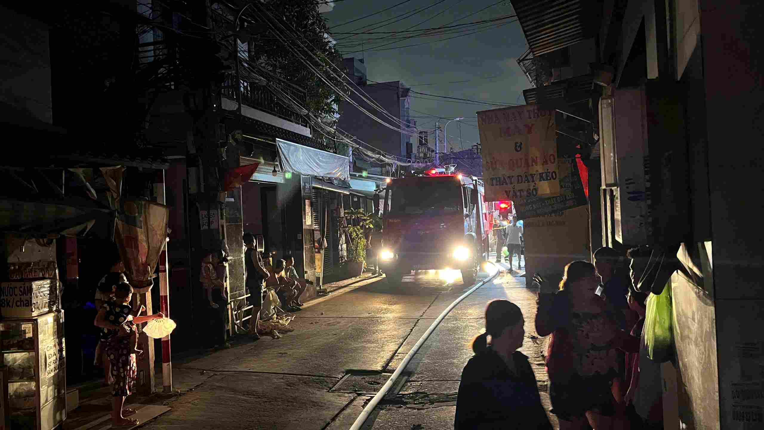 Luc luong chua chay nhanh chong co mat dap lua. Anh: Dong Hoang