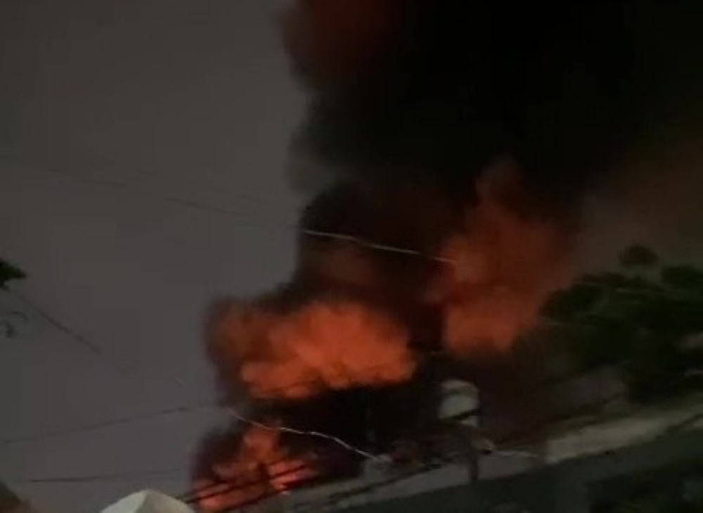 Dam chay lon tao thanh cot khoi cao. Anh: Dong Hoang