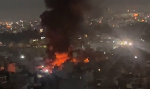 Cháy lớn gần ngã tư Bốn Xã ở TPHCM, nhiều người dân hoảng loạn tháo chạy. Ảnh: Đông Hoàng