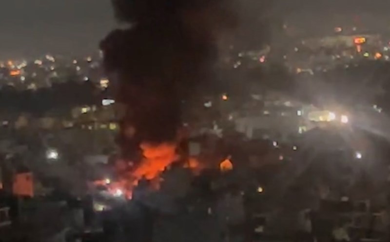 A major fire near Bon Xa intersection in Ho Chi Minh City, many people panicked and fled. Photo: Dong Hoang