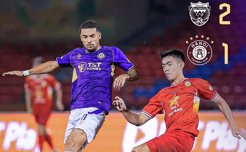 Hanoi FC (purple shirt) lost to Hong Linh Ha Tinh in round 9 of V.League 2025-2026. Photo: Hanoi FC