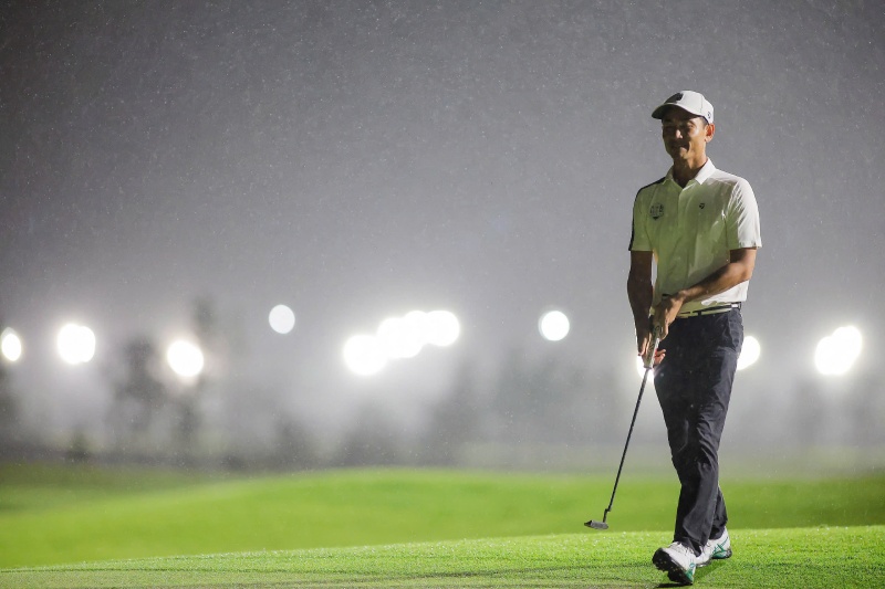 Golfer Ho Khac Luan giu duoc su tap trung du thi dau duoi thoi tiet mua lanh. Anh: TGT