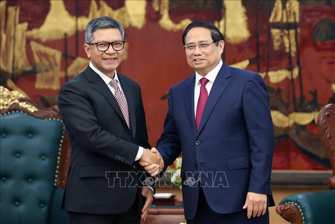 Politburo member and Prime Minister Pham Minh Chinh received Indonesian Ambassador Denny Abdi. Photo: VNA