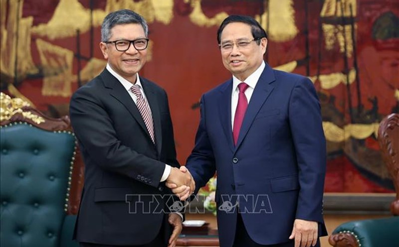 Politburo member and Prime Minister Pham Minh Chinh received Indonesian Ambassador Denny Abdi. Photo: VNA