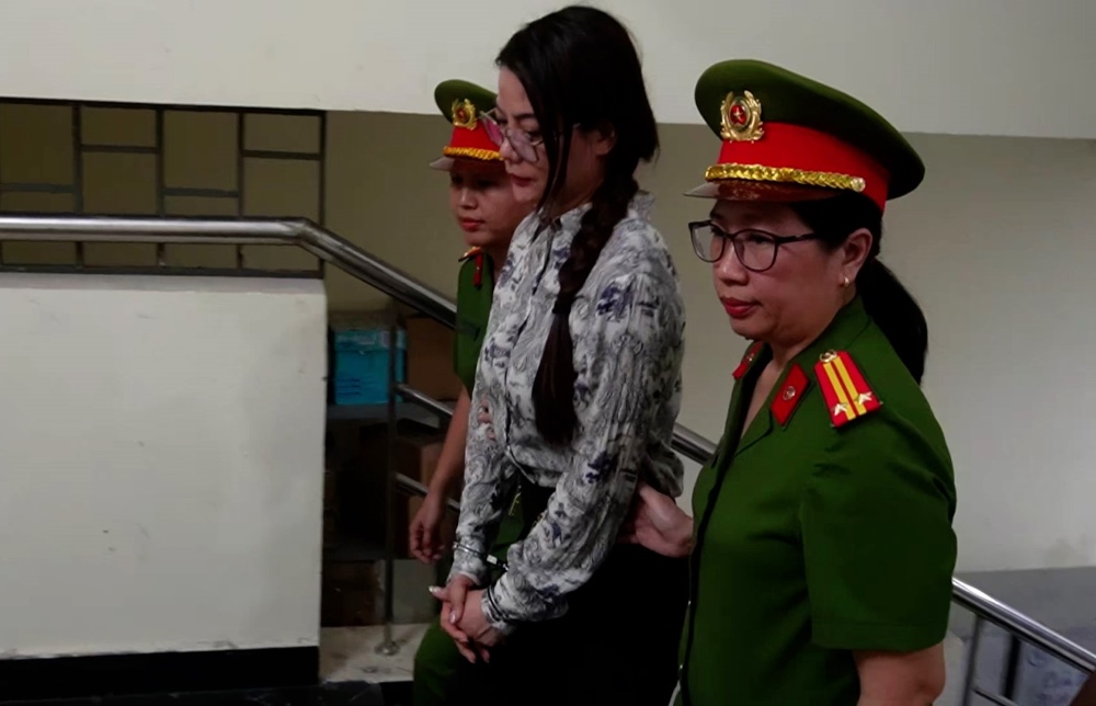 Video of Ho Chi Minh City Police reading the order to temporarily detain actor Truong Ngoc Anh