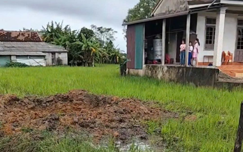 The rice fields were like being dug up, creating holes after a loud explosion. Photo: Provided by the people