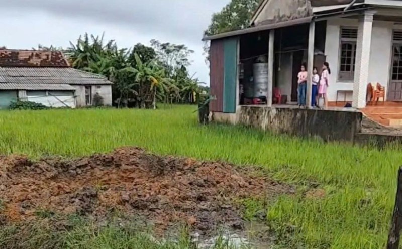 The rice fields were like being dug up, creating holes after a loud explosion. Photo: Provided by the people