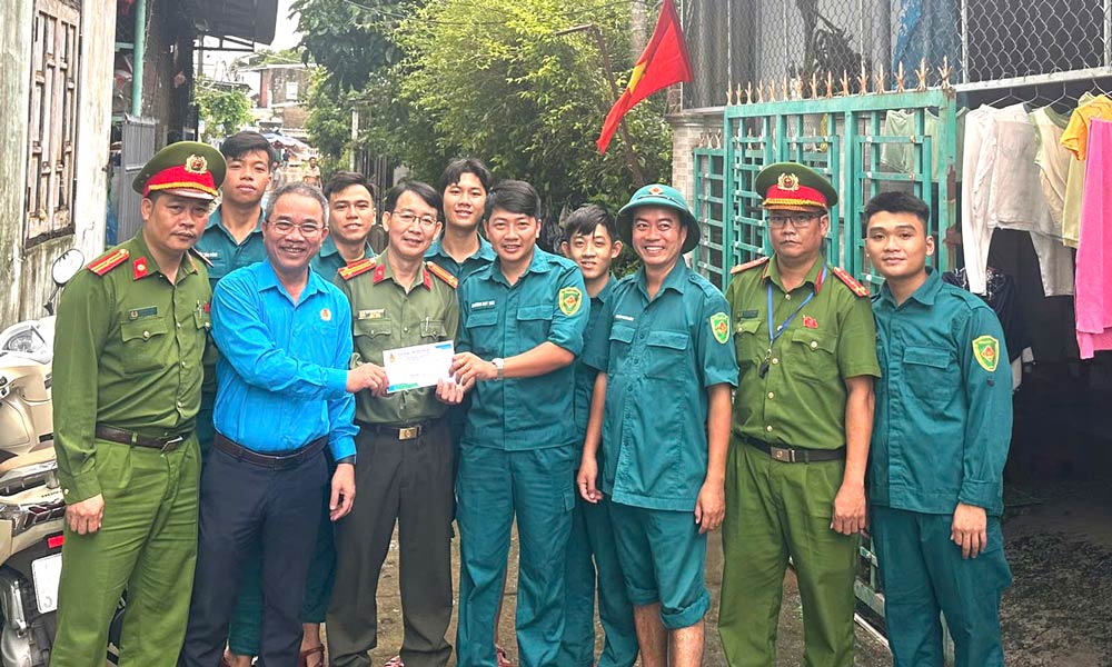 The Tam Ky Ward Labor Union, Da Nang encourages flood prevention and control forces. Photo: Tam Ky Trade Union
