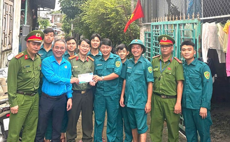 The Tam Ky Ward Labor Union, Da Nang encourages flood prevention and control forces. Photo: Tam Ky Trade Union