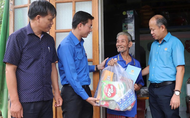 The Da Nang City Labor Federation presented 1,000 gifts to workers in flooded areas. Photo: Da Nang Trade Union