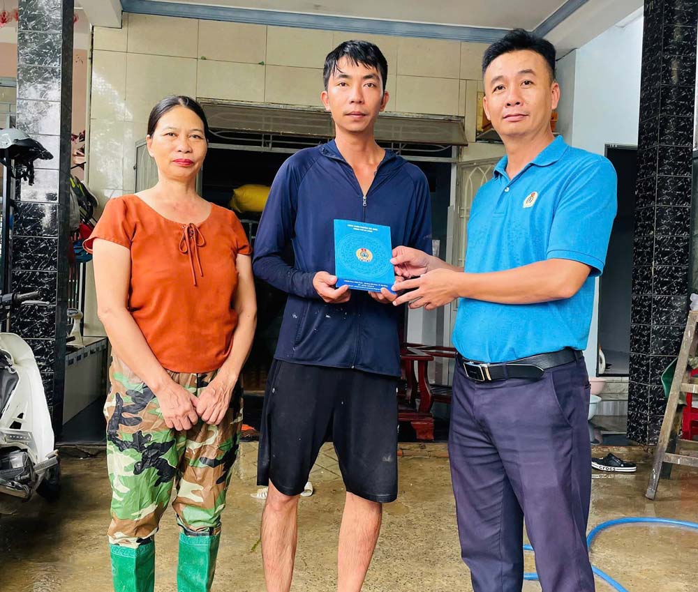 The Hai Chau Ward Labor Union, Da Nang promptly supported union members who suffered heavy losses due to floods. Photo: Hai Chau Trade Union