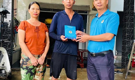 Công đoàn phường Hải Châu, Đà Nẵng kịp thời hỗ trợ đoàn viên bị thiệt hại nặng do mưa lũ. Ảnh: Công đoàn Hải Châu