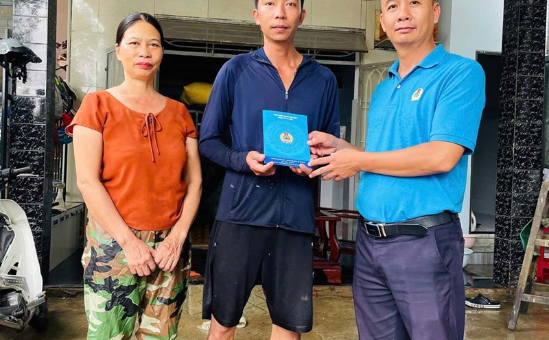 The Hai Chau Ward Labor Union, Da Nang promptly supported union members who suffered heavy losses due to floods. Photo: Hai Chau Trade Union
