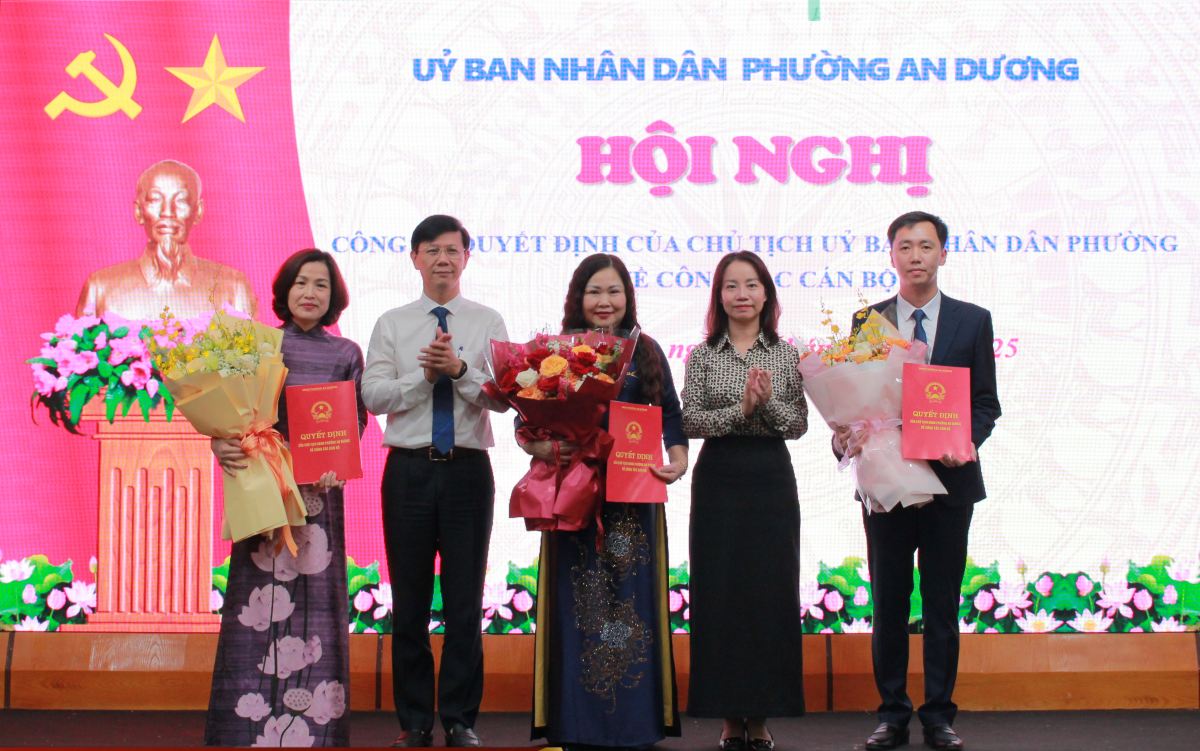 An Duong Ward presented decisions on personnel work in the education sector. Photo: An Duong Tourism Portal, Hai Phong
