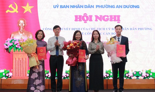 Phường An Dương trao các quyết định về công tác cán bộ trong ngành giáo dục. Ảnh: Cổng TTĐT phường An Dương, Hải Phòng