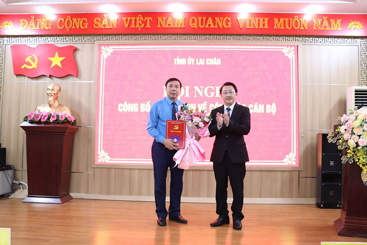 Sung A Ho - Pho Bi thu Thuong truc Tinh uy, Chu tich Uy ban Mat tran To quoc Viet Nam tinh trao Quyet dinh va tang hoa chuc mung dong chi Hoang Tho Trung. Anh: UBND tinh Lai Chau