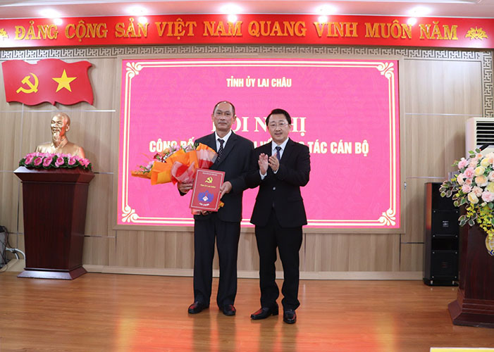 Mr. Sung A Ho - Standing Deputy Secretary of the Provincial Party Committee, Chairman of the Vietnam Fatherland Front Committee of Lai Chau province presented the decision and presented flowers to congratulate Mr. Vuong Duc Loi. Photo: Lai Chau Provincial People's Committee