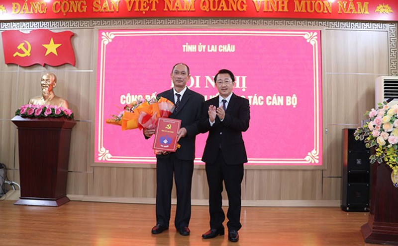 Mr. Sung A Ho - Standing Deputy Secretary of the Provincial Party Committee, Chairman of the Vietnam Fatherland Front Committee of Lai Chau province presented the decision and presented flowers to congratulate Mr. Vuong Duc Loi. Photo: Lai Chau Provincial People's Committee
