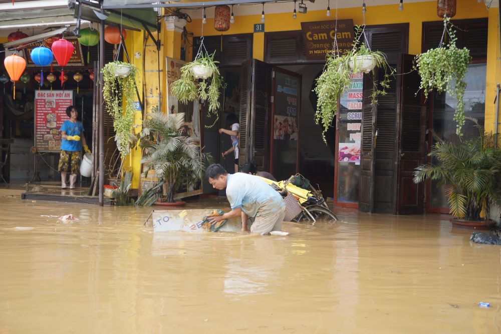Da Nang people are busy clearing mud and clearing roads as soon as the water recedes. Photo: Tran Thi