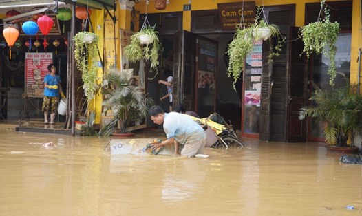 Người dân Đà Nẵng tất bật dọn bùn, khơi thông đường sá ngay sau khi nước rút. Ảnh: Trần Thi