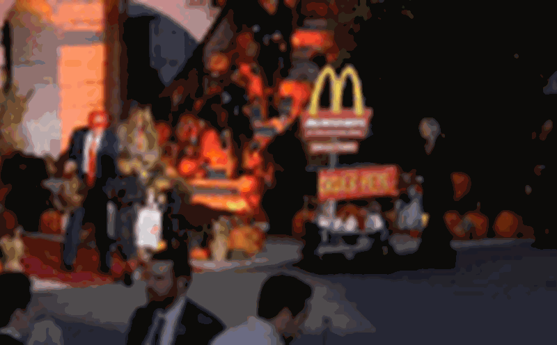 El matrimonio presidencial estadounidense Donald Trump distribuye caramelos en la Casa Blanca. Foto: AFP