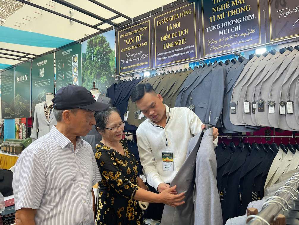 The 2025 Autumn Fair recorded a sharp increase in domestic purchasing power, many businesses and craft village cooperatives earned tens of millions of VND per day. Photo: BCT