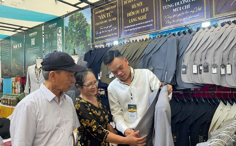 La Feria de Otoño 2025 registro un fuerte aumento del poder adquisitivo interno muchas empresas cooperativas y pueblos artesanales recaudaron decenas de millones de VND al dia. Foto: BCT