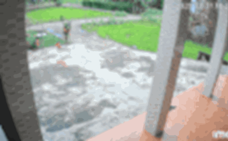 Camara registra la escena del campo de arroz junto a la casa donde ocurrio la explosion formando un gran hoyo. Foto: Camara de la casa de la gente