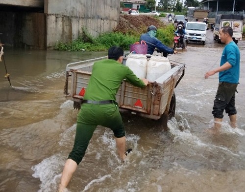 Cong an co so dong chot tai khu vuc xung yeu, sang sang ho tro nguoi dan. Anh: Cong an cung cap