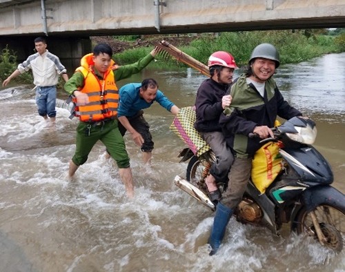 フースアンコミューン警察（ダクラク省）は、危険な浸水地域を移動する人々を支援しました。写真：警察提供