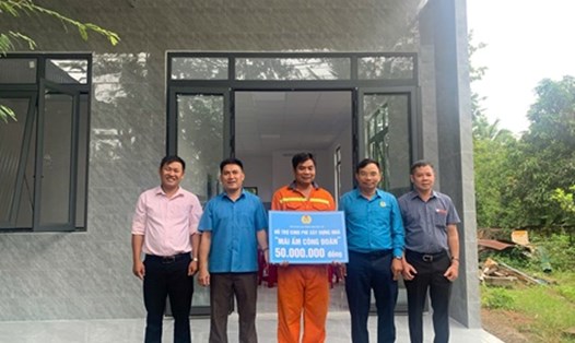 LĐLĐ tỉnh Đắk Lắk trao kinh phí hỗ trợ xây dựng nhà cho đoàn viên Huỳnh Hữu Sinh. Ảnh: Công đoàn Đắk Lắk