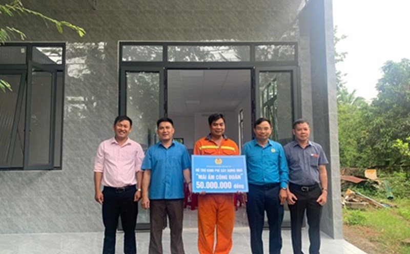 La Federacion Laboral Provincial de Dak Lak entrega fondos para apoyar la construccion de viviendas para el miembro del sindicato Huynh Huu Sinh. Foto: Sindicato de Dak Lak