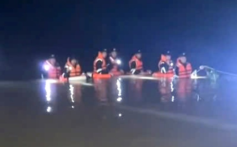 The authorities are searching for the missing child. Photo: Thanh Son