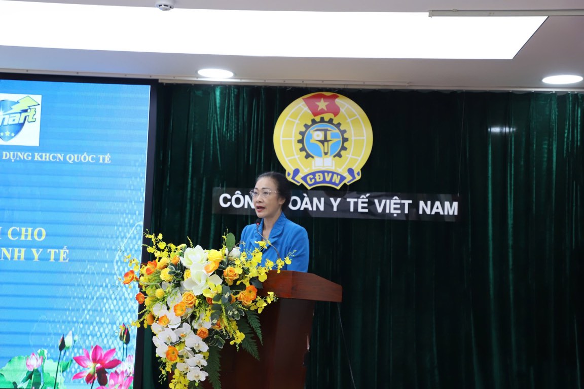 Ba Pham Thanh Binh - Chu tich Cong doan Y te Viet Nam phat bieu tai le ky ket. Anh: CDYTVN