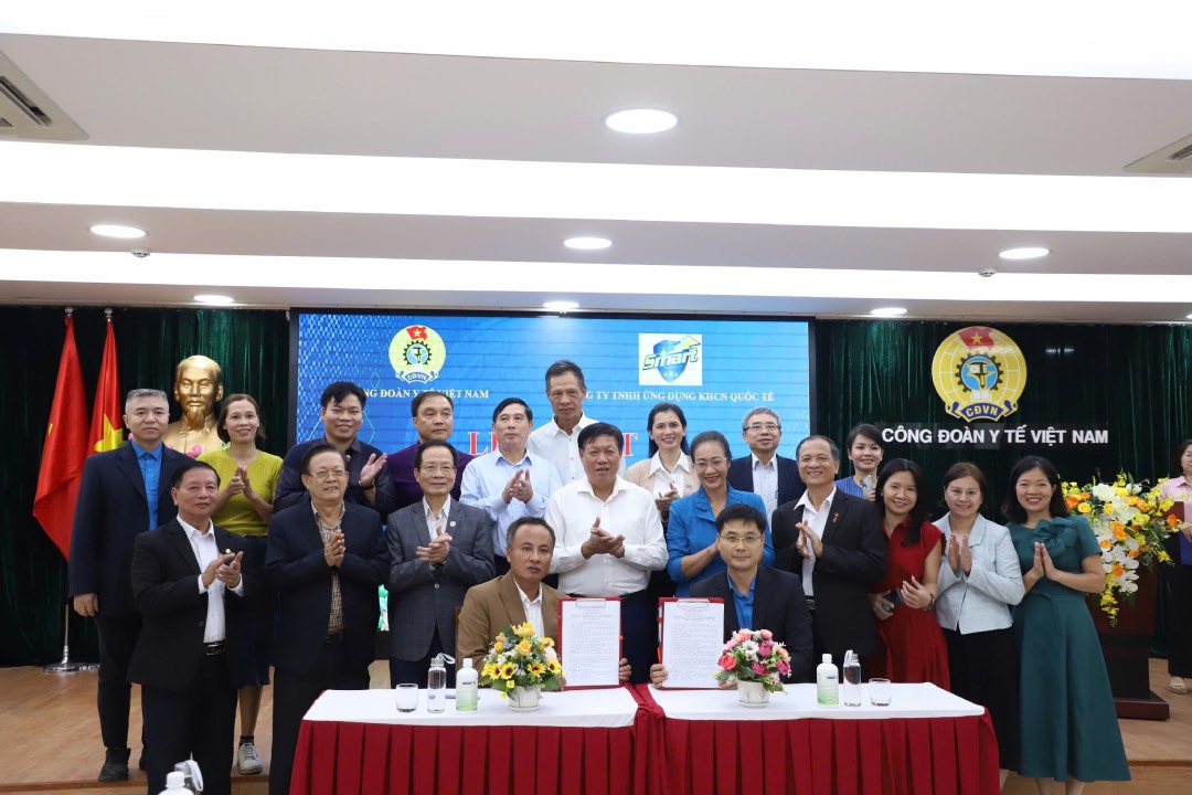 Mr. Vu Anh Tuan - Vice President of the Vietnam Health Trade Union and Mr. Ha Van Nam - Director of International Science and Technology Application Company Limited signed a cooperation agreement witnessed by the delegates. Photo: Vietnam Medical Union