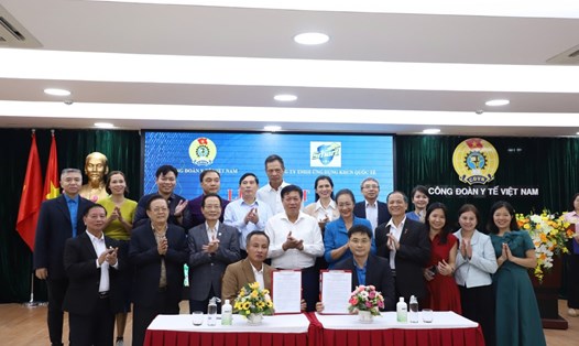 Ông Vũ Anh Tuấn - Phó chủ tịch CĐYTVN và ông Hà Văn Nam - Giám đốc Công ty TNHH Ứng dụng Khoa học công nghệ Quốc tế ký kết thoả thuận hợp tác cùng sự chứng kiến của các đại biểu. Ảnh: CĐYTVN