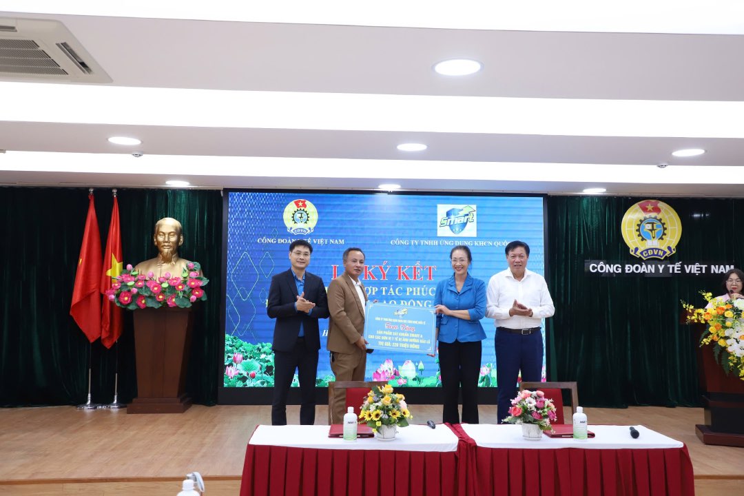 Ong Ha Van Nam - Giam doc Cong ty TNHH Ung dung Khoa hoc cong nghe Quoc te trao bien ho tro dung dich sat khuan toi Hue va Da Nang dang bi anh huong boi bao lu thong qua Cong doan Y te Viet Nam. Anh: CDYTVN