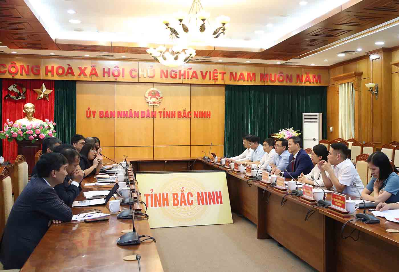 박닌성 인민위원회와 Aeon 대표 간의 업무 회의 장면. 사진: Linh Ngoc