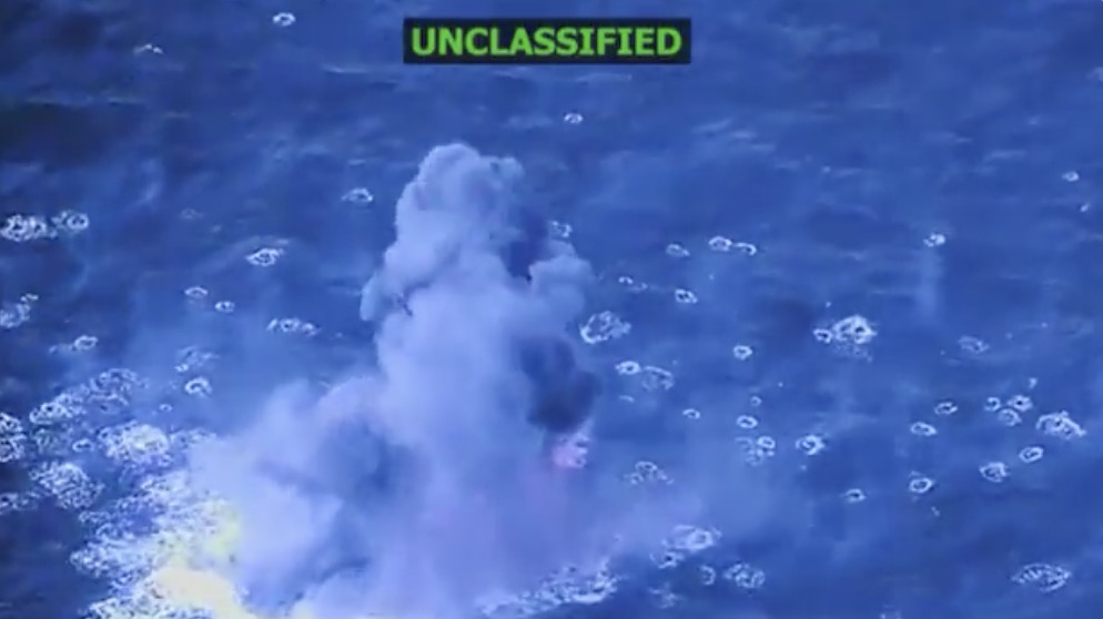 미국 베네수엘라 해안에서 마약 운반선 공습. 사진: Pete Hegseth 국방장관