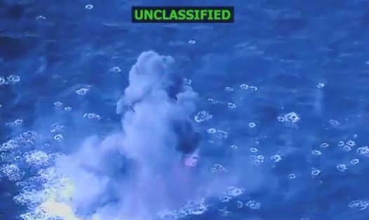 Mỹ không kích thuyền chở ma túy ngoài khơi Venezuela. Ảnh: Bộ trưởng Quốc phòng Pete Hegseth