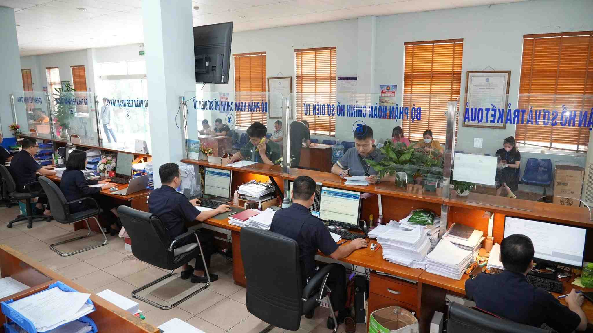 Enterprises with tax debts have had their import-export procedures stopped by the Customs. Photo: Customs Department